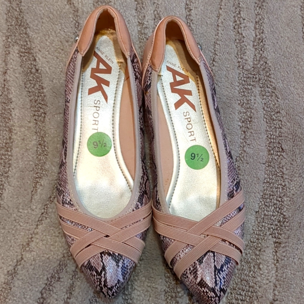 Pink snake skin Anne Klein sport flats size 9 and 1/2